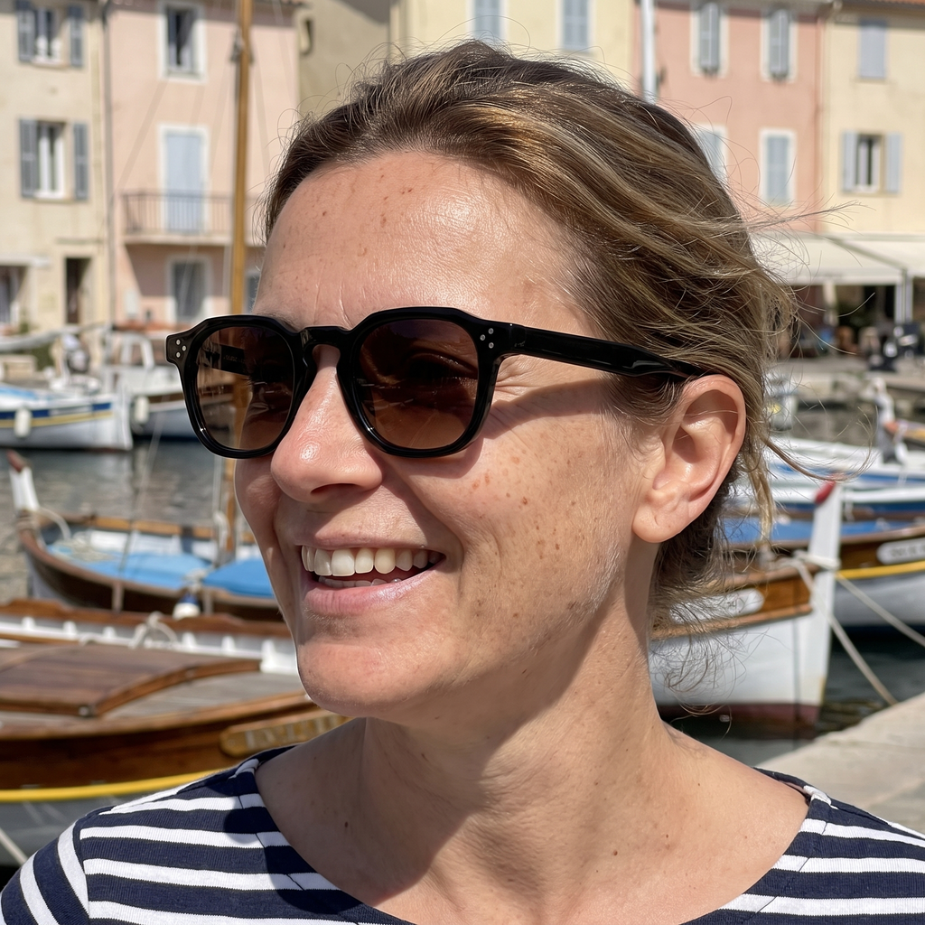 Femme portant Le Levant Havana en plein soleil, monture noire, verres brun foncé