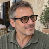 Homme portant Le Levant Havana à l'ombre, monture noire, verres brun clair