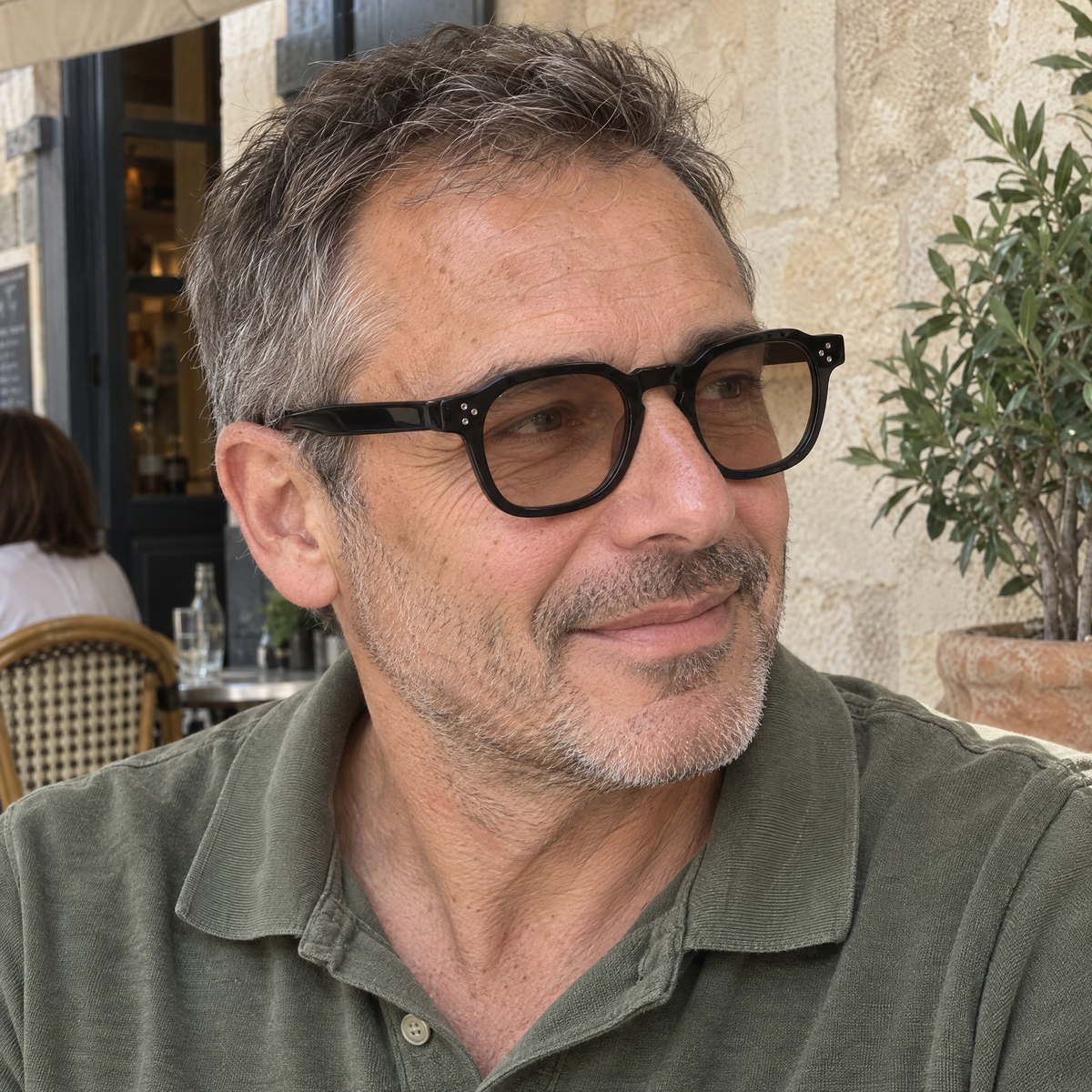 Homme portant Le Levant Havana à l'ombre, monture noire, verres brun clair