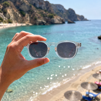 Le Levant Olive tenue en main en plein soleil, verres foncés