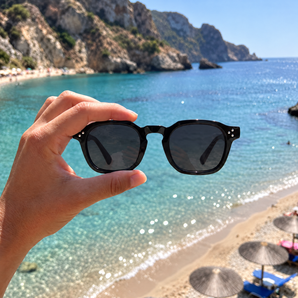 Le Levant Onyx tenue en main en plein soleil, verres foncés