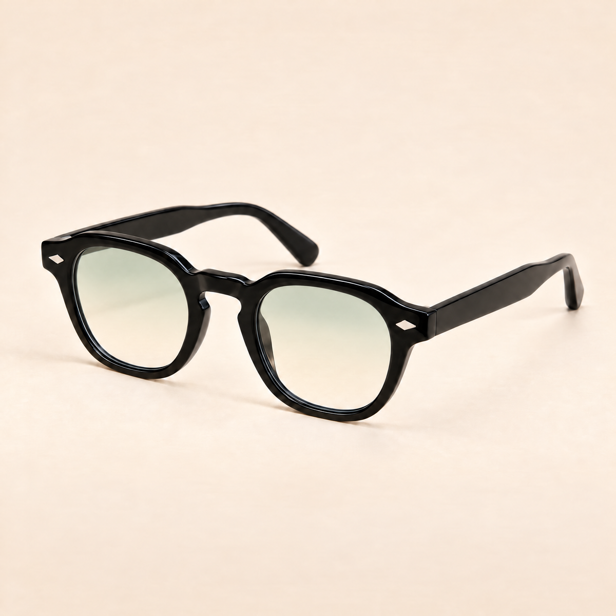 Le Sirocco Emerald vu de trois quarts, monture noire brillante et verres verts